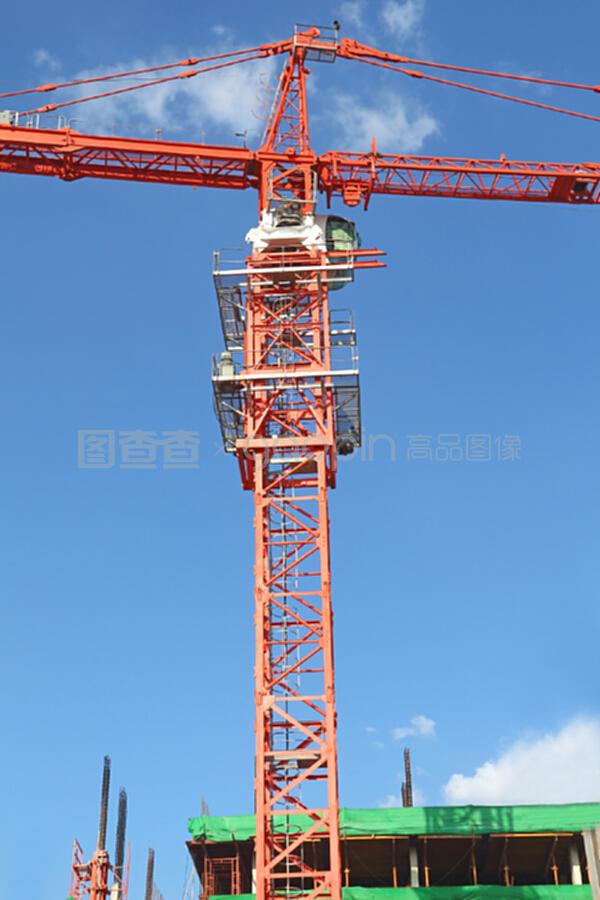 建筑工地紅樓起重機