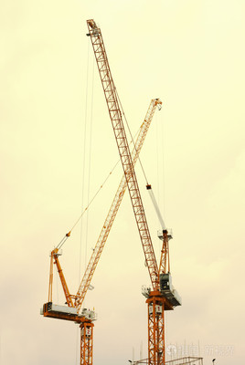 兩個建筑工地起重機
