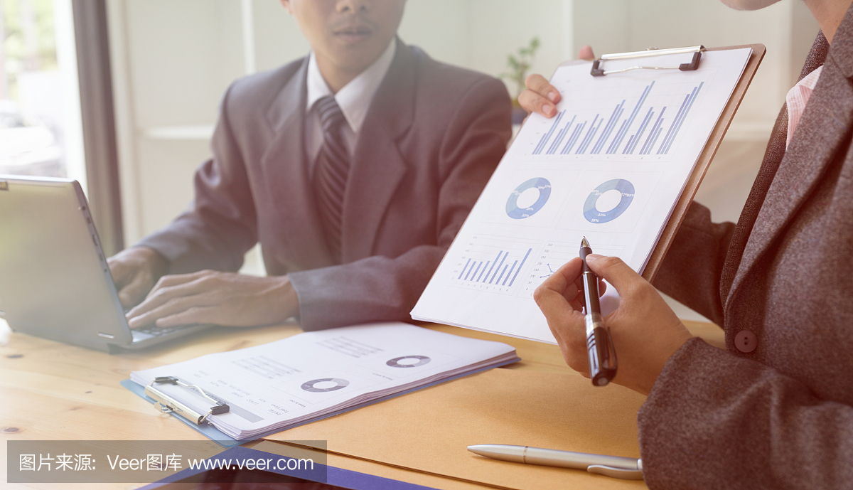 商務人員出席專業(yè)投資者的創(chuàng)業(yè)項目。財務經(jīng)理會議和討論分析數(shù)據(jù)的圖表和圖表顯示的結(jié)果。企業(yè)財務和營銷理念